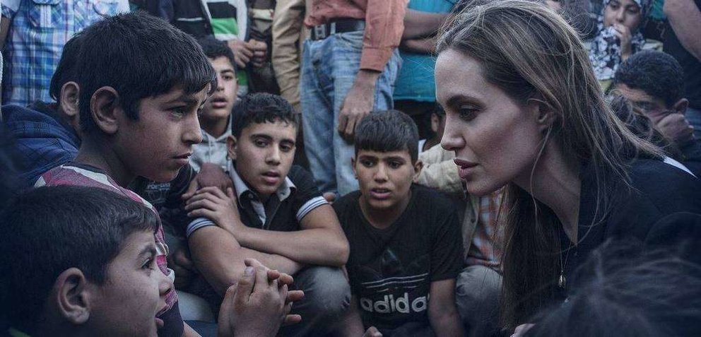 Angelina Jolie junto a un grupo de niños sirios en Jordania.