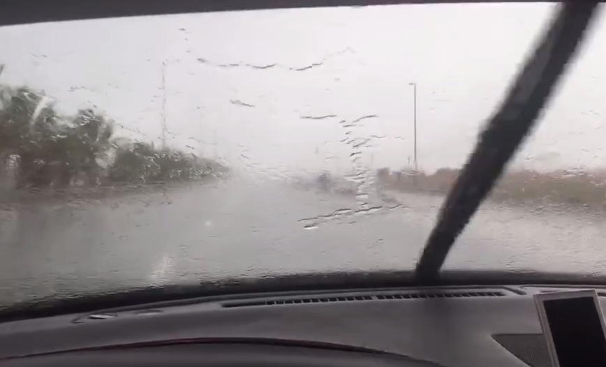 Lluvia sobre una carretera de Al Ain.