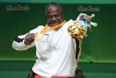 Mohammed Khalaf muestra la medalla de oro conseguida en Río.