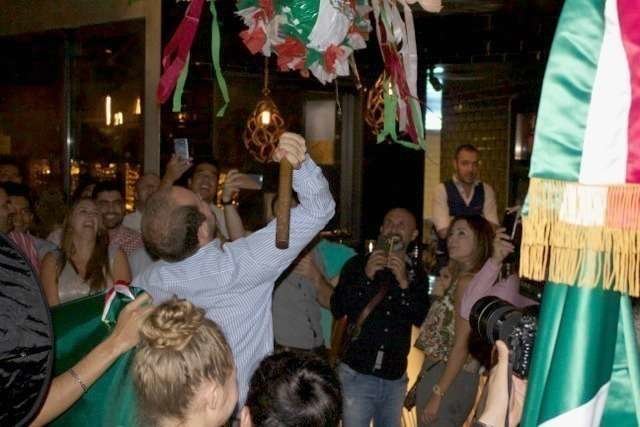 La hora de romper la piñata en la celebración del Día de México en el restaurante Bu de Abu Dhabi. (EL CORREO)