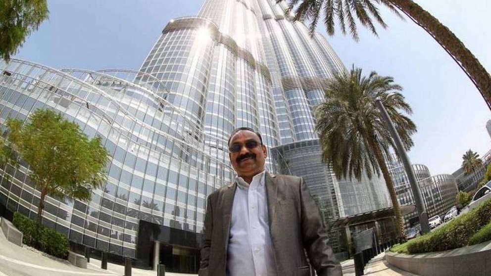 Imagen del empresario indio delante del Burj Khalifa @WIREDNG.