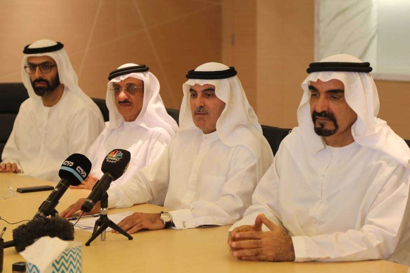 El presidente de la Federación de bancos de EAU, Al Ghurair, segundo por la derecha. 