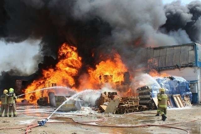 Los bomberos sofocan las llamas en los almacenes de Ajman. (Protección Civil de Ajman)