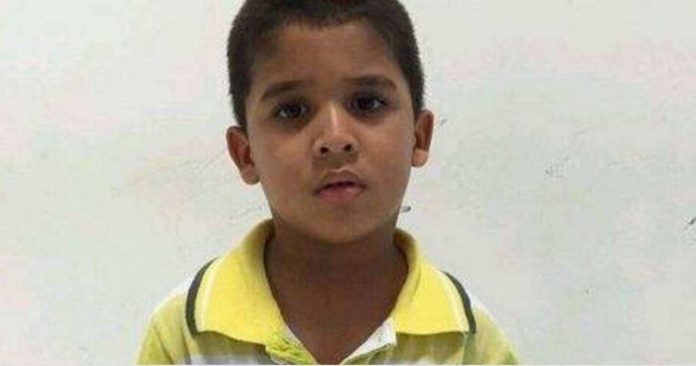 Una imagen difundida por la policía de Sharjah del niño encontrado.