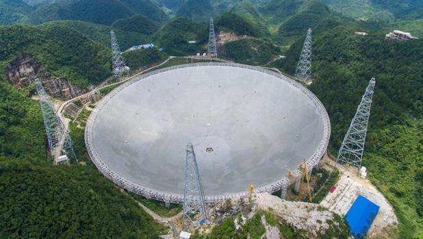 El radiotelescopio tiene un plato de 500 metros de diámetro.