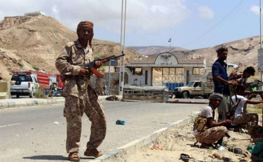 Soldados yemeníes montan guardia en la ciudad de Al Mukalla en Yemen.