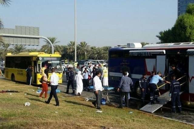 Los equipos de emergencia atienden a los pasajeros de los autobuses accidentados. (Policía de Abu Dhabi)