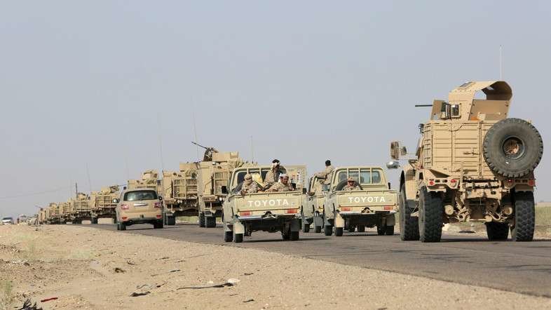 Los vehículos militares con soldados árabes del Golfo llegan al norte de la provincia de Marib de Yemen. (Reuters)