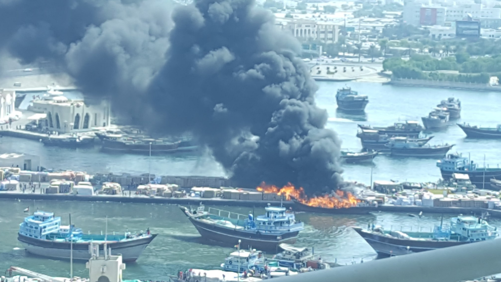 La embarcación en llamas en Dubai Creek. (Cedric DSilva)