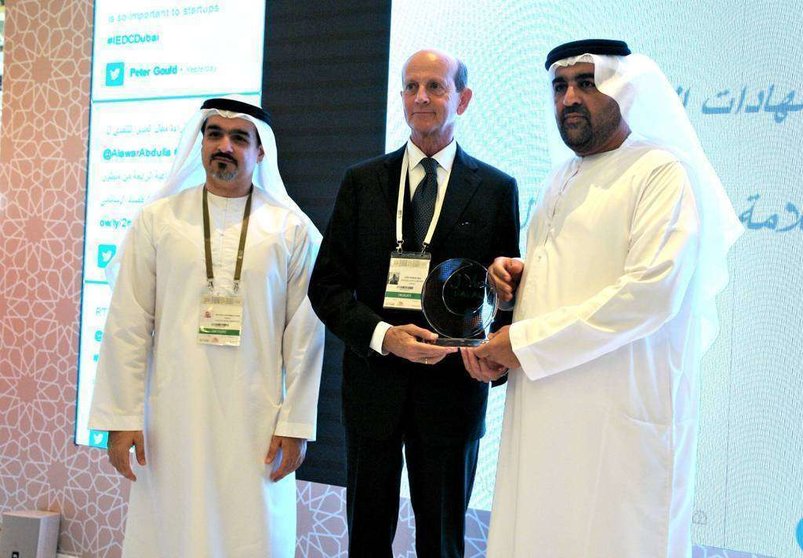 José Ramón Saiz, CEO de Spanish kits Company, recibe el galardón de manos de Rashid Ahmed Bin Fahad, presidente de ESMA y ministro de Estado. (Eva Martín / MyMMerchan)