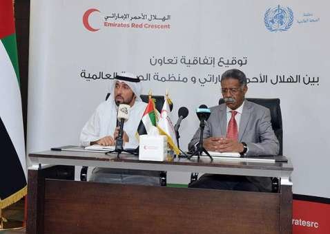 Mohammad Atiq Al Fallahi, secreterio general de la ERC, y Ahmed Farah Chadol, representante de la OMS en Yemen, tras firmar el acuerdo. (WAM)