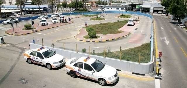 Una imagen de vehículos de escuela de conducir en EAU. (Fuente externa)