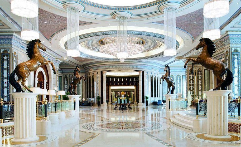 Interior del hotel Ritz Carlton en Riad. (www.ritzcarlton.com)