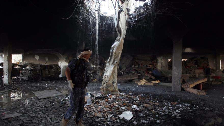 Un yemení observa el estado en el que quedó la sala del funeral tras el bombardeo.