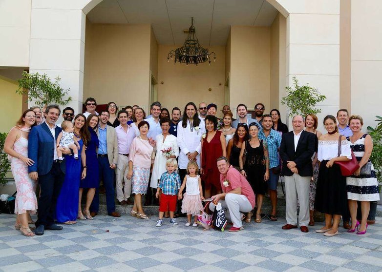 Luis Ezqueta y Arleen Sasman posan con familiares y amigos en la puerta de la iglesia tras contraer matrimonio en Dubai. (EL CORREO)