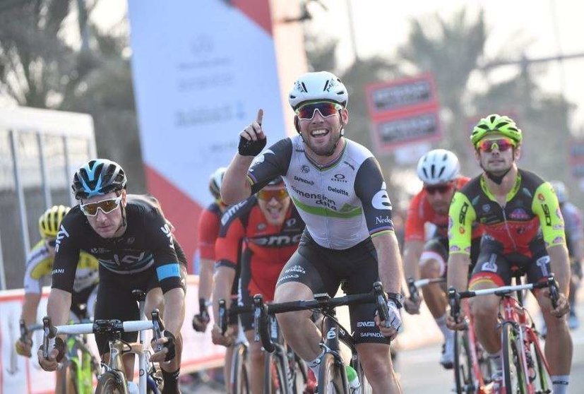 En la imagen el momento de la entrada en meta de Mark Cavendish ganador de la segunda etapa. (@CiclismoInter)