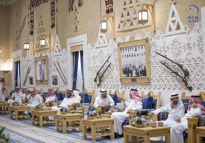 Un momento del encuentro entre el rey Salman y la delegación de Emiratos.