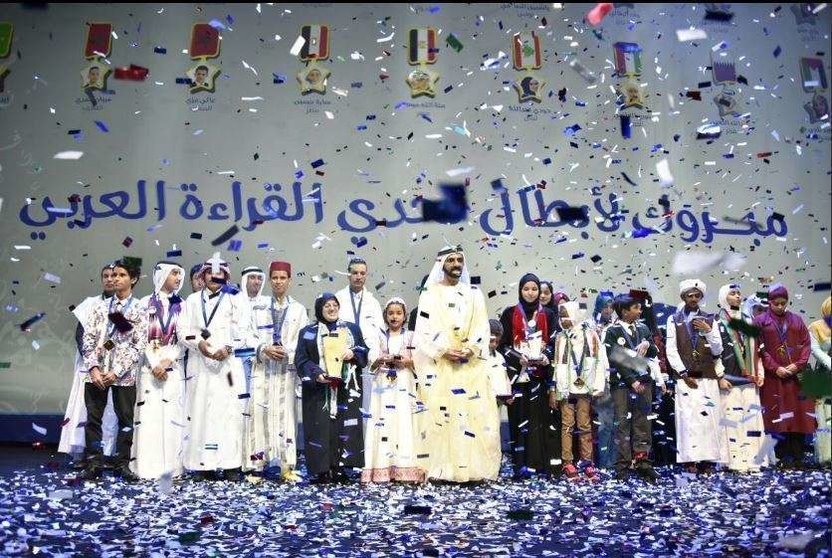 El gobernador de Dubai junto a todos los finalistas del premio de lectura.