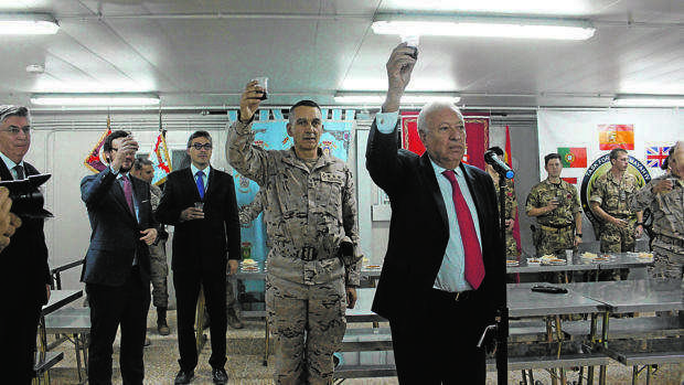 García Margallo en la base militar española en Irak.