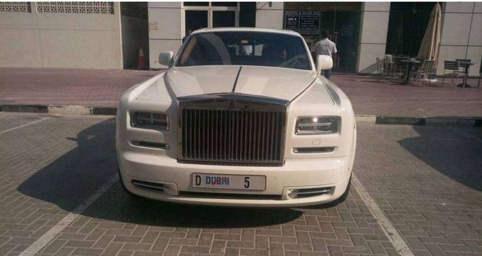 En la foto suministrada al diario Khaleej Times, el Rolls Royce del 5 de Dubai.