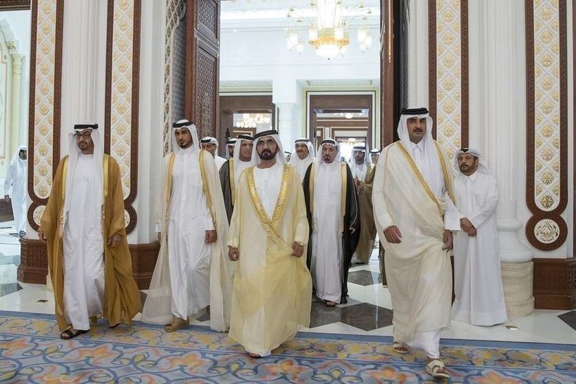 Los líderes de Emiratos junto al emir de Qatar.