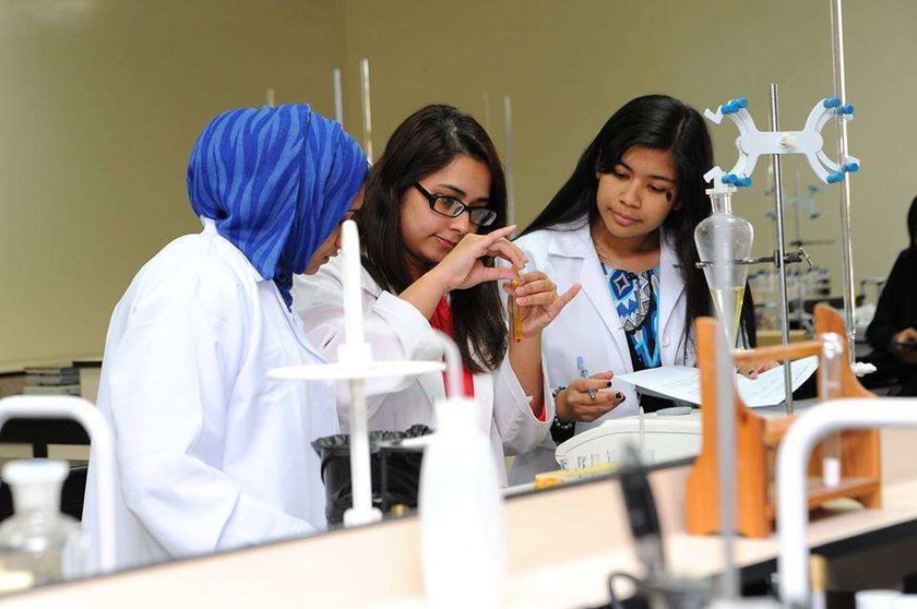 Tres mujeres investigan en un laboratorio de la Universidad de Abu Dhabi (Abu Dhabi University, Facebook)