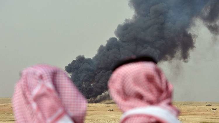 En la imagen de Reuters dos saudíes observan los efectos de los bombardeos.