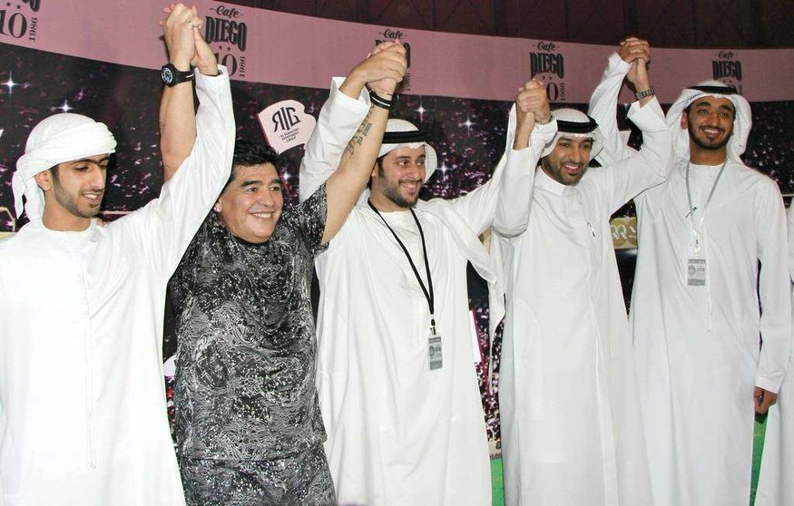 Maradona junto a gente local de Emiratos Árabes en la apertura de su cafetería. (E.C.)