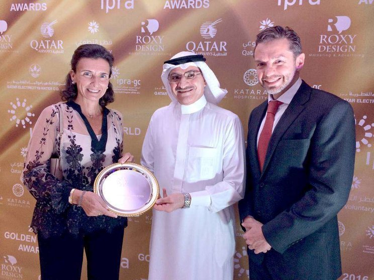 Teresa Mañueco -izquierda- e Ignacio Rodríguez -derecha- junto a Hassan J. Al-Hasan, presidente de IPRA Gulf Chapter y director de Saudi Aramco. (E.C.)