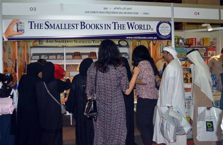 Asistentes a la Feria del Libro de Sharjah observan el stand de la editorial peruana. 