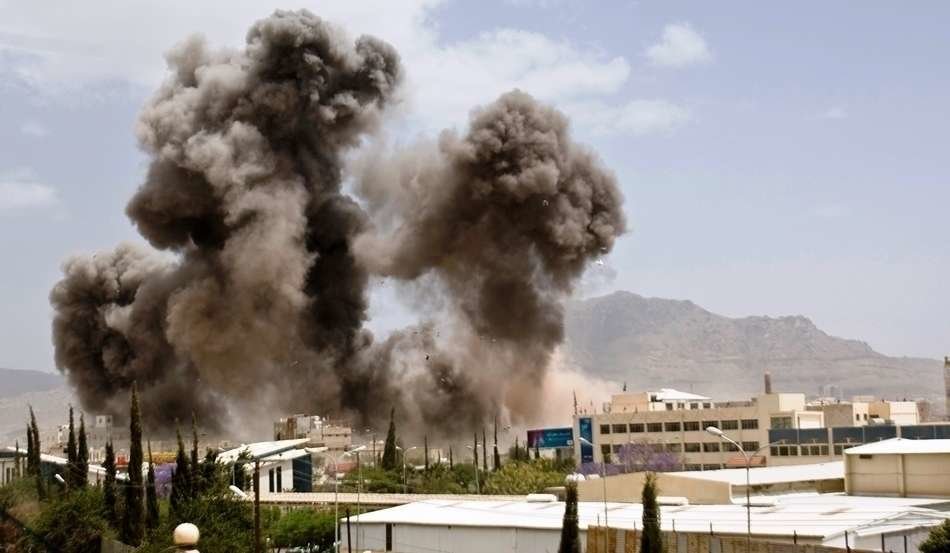 Columnas de humo en el cielo de Yemen, tras bombardeos en Saná.
