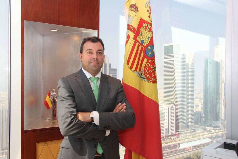 Erik Rovina Mardones, consejero económico y comercial jefe de la Embajada de España en Emiratos Árabes Unidos, en su despacho de las Emirates Towers. (EL CORREO)