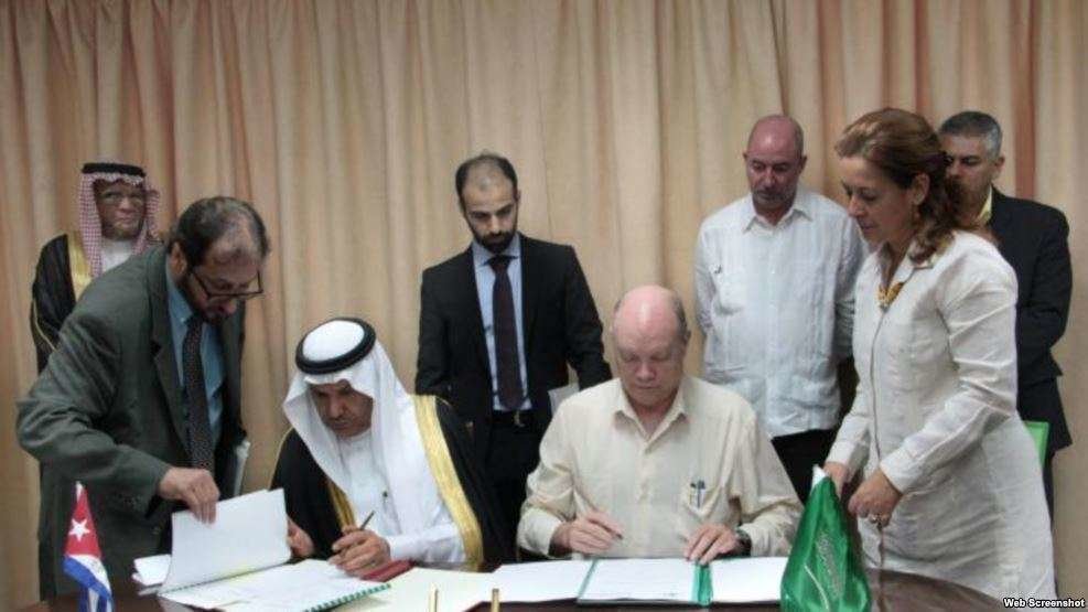 Un momento de la firma de colaboración entre Arabia Saudita y Cuba.