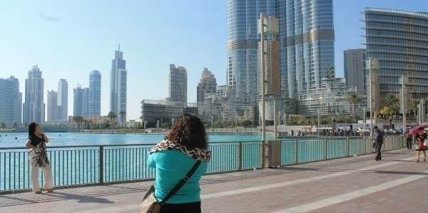 Turistas a los pies del Burj Khalifa (EL CORREO).
