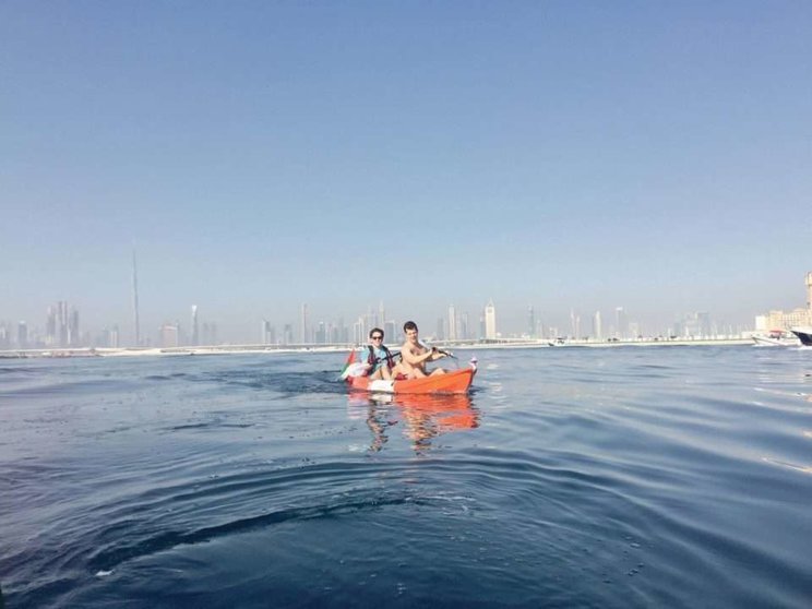 Los deportistas remando en el Canal de Dubai.