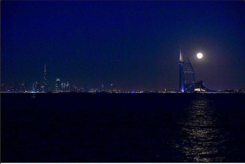 La imagen de la superluna tomada por la Oficina Oficial de Medios de Dubai.