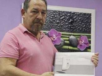 Miguel Ángel Levanteri con su revolucionario urinario.