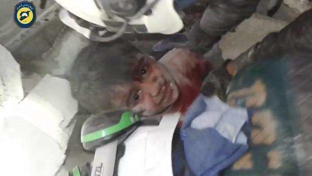 Un niño sirio atrapado entre escombros el 17 de noviembre de este año.