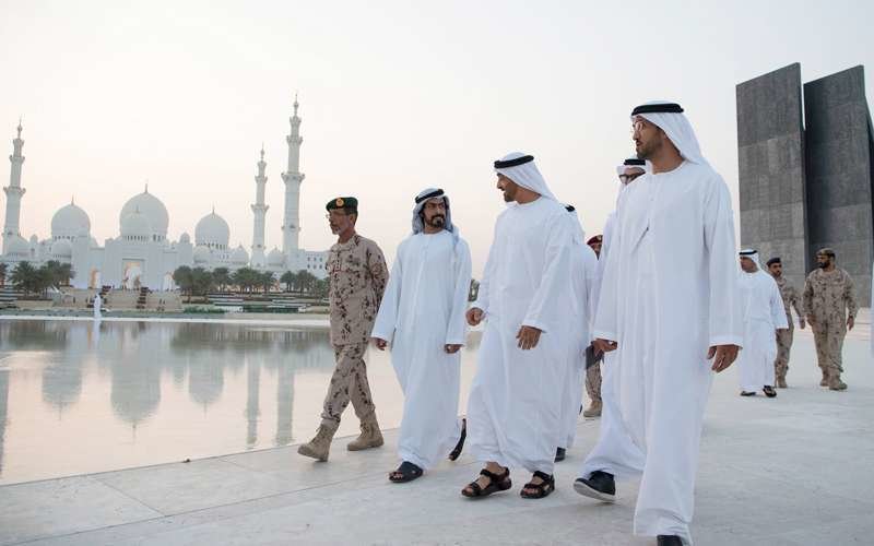 El príncipe heredero de Abu Dhabi recorre el monumento a los héroes de EAU.