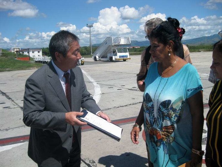 El embajador de Japón entrega las actas del  donativo tras la maniobra de descarga a la delegada del Ministerio de Comercio Exterior de Cuba. (Sergio Martínez Martínez)