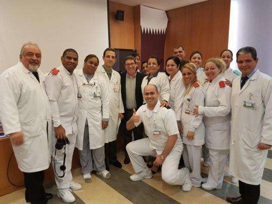 el canciller cubano, Bruno Rodríguez y sus paisanos médicos en Qatar.