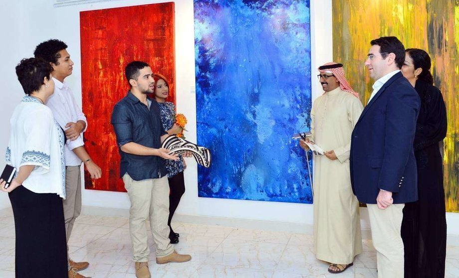 Los artistas colombianos intercambian impresiones con el embajador Faihan Al Fayez y Ahmed Al Yafei. (Manaf K. Abbas) 