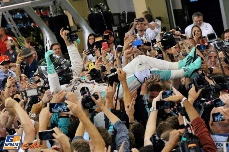 Rosberg es aclamado tras ganar el mundial en el circuito de Yas Marina en Abu Dhabi. (@GPUpdate_es)