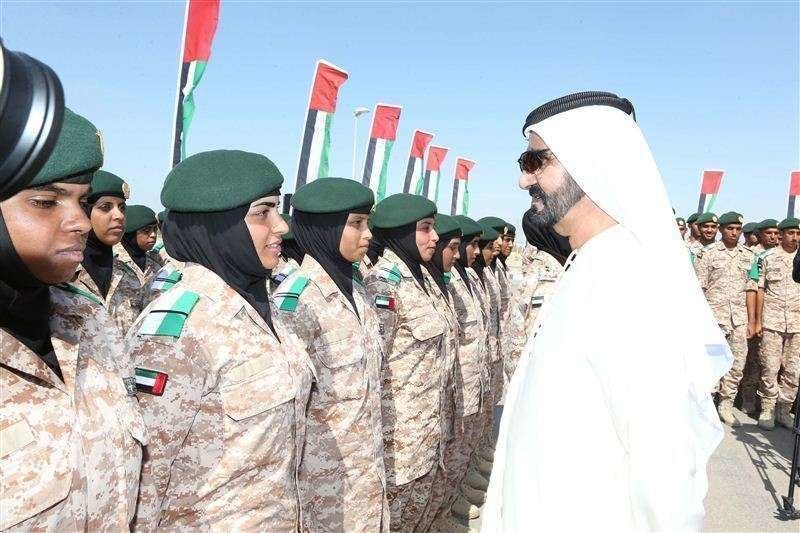 El jeque Mohammed bin Rashid saluda a mujeres militares del ejército de EAU. (WAM)
