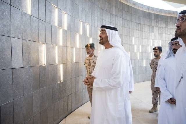 El jeque Mohamed bin Zayed en la escultura en conmemoración de los caídos. (Ryan Carter; corte del príncipe)
