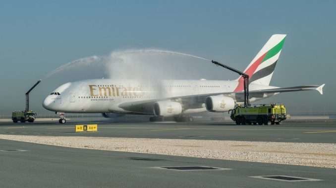 El A380 de Emirates a su llegada a Doha.