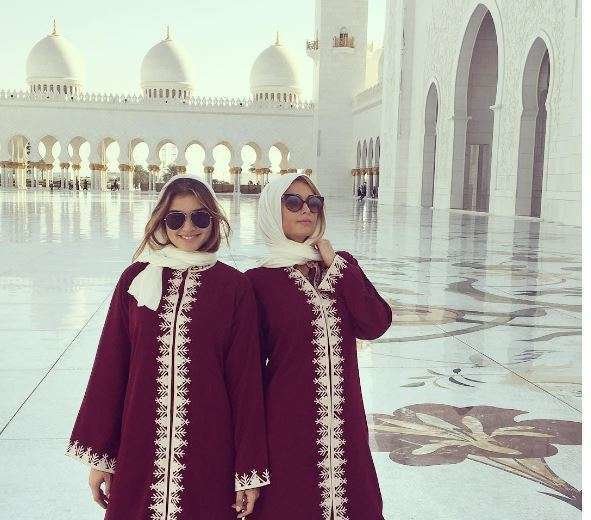 Paris Hilton y Daniela López en la Gran Mezquita de Abu Dhabi.