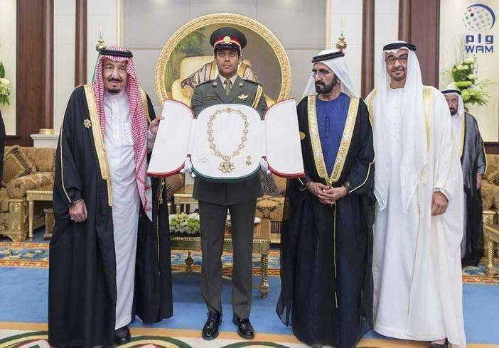 El Rey Salman junto al príncipe heredero de Abu Dhabi y el gobernador de Dubai.