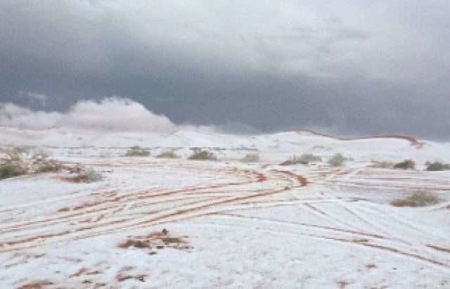 La nieve cubre el desierto de Arabia Saudita.