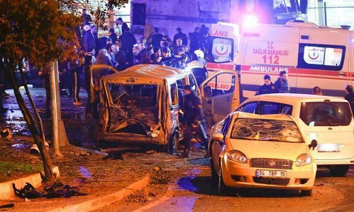 Equipos de emergencia intervienen en el lugar donde estalló el coche bombar en Estambul. (Faizulhaq Abdulaziz)